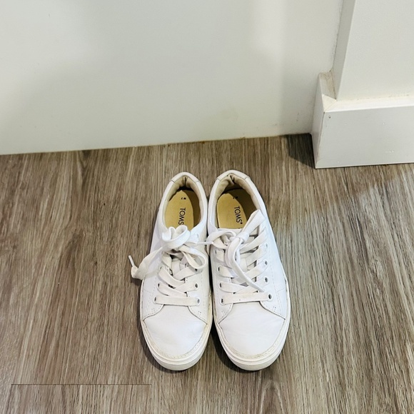 TOMS Women’s size 7 White Leather Lace Up Sneakers - Picture 7 of 9